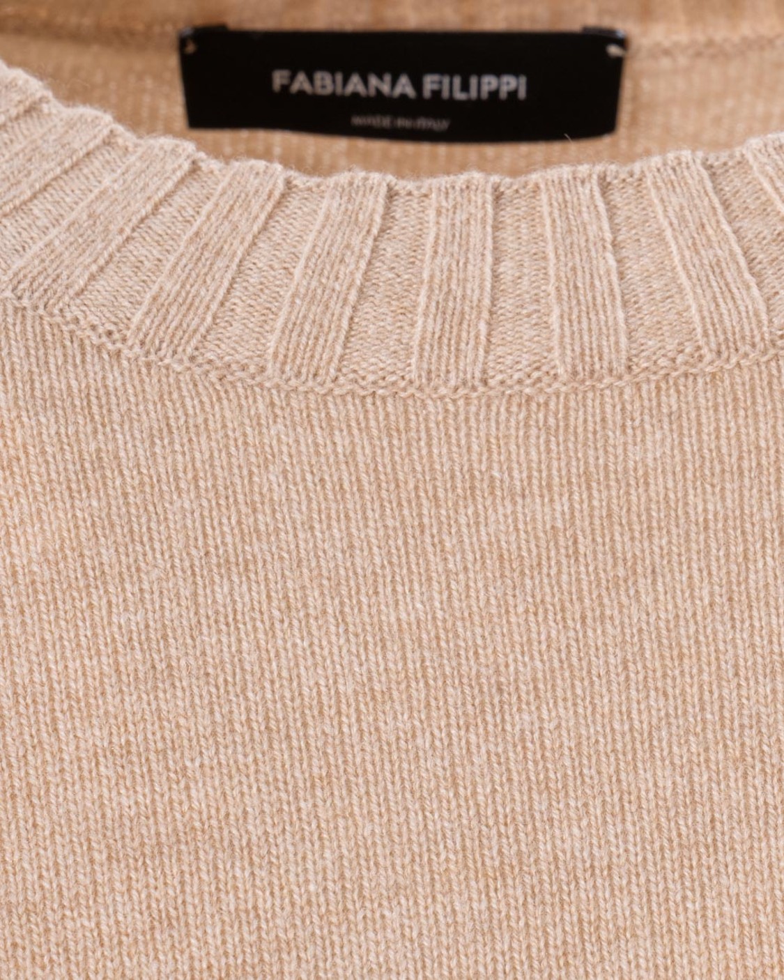 shop FABIANA FILIPPI  Pull: Fabiana Filippi maglia in platinum.
Realizzata in Platinum, l'esclusivo filato Fabiana Filippi che unisce lana, cashmere e seta.
Linea over.
Dettaglio in filo diamante.
Prodotta attraverso processi sostenibili.
Composizione: 75% Lana merino, 15% Seta, 10% Cashmere.
Made in Italy.. MAD215F028 L517-0158 number 2216709